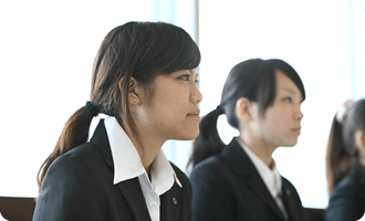 Point01 入学後すぐキャリア科目を学ぶ、就職に直結した授業を展開する徹底した就職サポート。