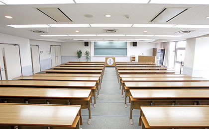 プロが使用する施設・設備を、在学中に使いこなす。 業界の今の環境実現にこだわった、 大阪保健福祉のキャンパス。